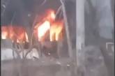 У Дніпрі частини ракети впали на пологовий будинок – почалася пожежа (відео)