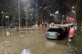 В Киеве затопило улицу: в КГГА сообщили, что это не канализация, а водопровод (фото, видео)