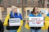 У Миколаєві жінки вийшли під міськраду вимагати демобілізації для військовослужбовців