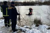 На Закарпатті два рибалки провалилися під лід, один із них загинув