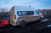 На Миколаївщині в болоті на «ґрунтовці» застряг автомобіль «швидкої допомоги»