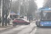 У центрі Миколаєва зіткнулися «Нісан» і тролейбус: рух ускладнений (оновлено)