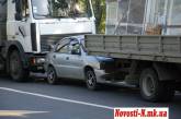В Николаеве Daewoo зажало между двумя грузовиками