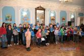 «Глобус Чорного моря»: у Миколаєві відкрилася виставка дитячих картографічних робіт (фоторепортаж)