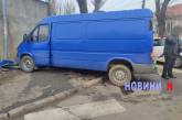 На перехресті у Миколаєві зіткнулися «Мерседес» і Ford Transit: мікроавтобус врізався в стіну будинку
