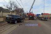 Ночью в Николаеве водитель на Toyota протаранил электроопору и сбежал: улица перекрыта (видео)