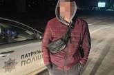 В комендантский час по Николаеву разгуливал мужчина: полицейские обнаружили у него подозрительные свертки