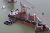 У Китаї контейнеровоз зруйнував міст, є загиблі