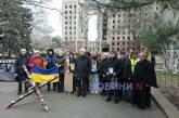 Два года полномасштабной войны: в Николаеве у здания разрушенной ОГА помолились за мир (фото)