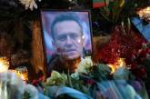 В Москве цветы, которые принесли к мемориалу Навальному, переносят к Пригожину
