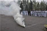 Болельщики МФК «Николаев» во время пикета забросали горисполком дымовыми шашками