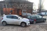 У Миколаєві сміттєвоз маніпулятором, що відвалився, «згріб» три машини біля бордюру
