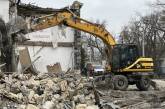 Вражеские обстрелы Николаева: коммунальщики демонтируют разрушенные дома (фото)