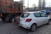 З'явилося відео, як у Миколаєві сміттєвоз згріб маніпулятором три припарковані машини