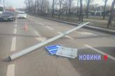 На проспекте в Николаеве упал столб: заблокировано движение троллейбусов, возникла пробка