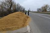 В Николаевской области водитель фуры с перегрузом высыпал песок на трасе в 200 метрах от весов