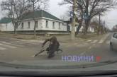 У Миколаєві аферист на велосипеді намагався зімітувати ДТП та впав під колеса «Лексуса» (відео)