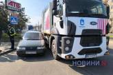 На перехресті в Миколаєві зіткнулися ВАЗ та сміттєвоз