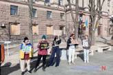У Миколаєві учасники акції «Гроші на ЗСУ» окрім скандування гасел заспівали «Червону калину» (відео)