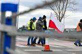 Польські фермери повністю перекрили рух вантажівок на чотирьох напрямках: кордон заблокований