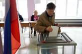 Обливают зеленкой, жгут и взрывают: россияне массово портят "избирательные" урны