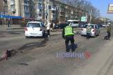 Дві пані на однакових машинах зіткнулися на перехресті в Миколаєві (фото)