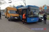 В центре Николаева учебный троллейбус «вытолкнул» маршрутку на тротуар, а затем врезался в «Рено»