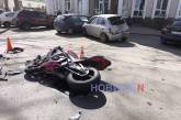 В центре Николаева мотоциклист на скорости врезался в «Ниссан»: пострадавшего увезла скорая