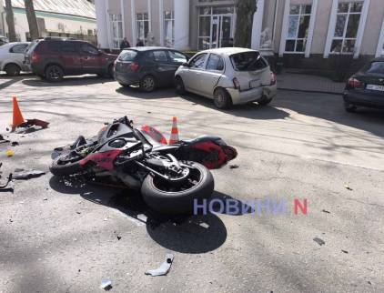 У центрі Миколаєва мотоцикліст на швидкості врізався в «Нісан»: потерпілого забрала швидка