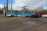 В Николаеве  столкнулись такси и трамвай: на проспекте огромная пробка (видео)