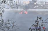 Появились фото и видео с места масштабного пожара на берегу реки в Николаеве