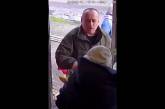 У Житомирі підполковник побив букетом троянд продавчиню (відео)