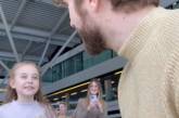Маленькая украинка растрогала сеть исполнением песни в польском аэропорту: видео