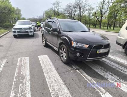 Дружина директора «Миколаївводоканалу» на «Туарегу» врізалася в «Аутлендер»