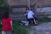 Во Львовской области подростки сняли на видео избиение школьницы