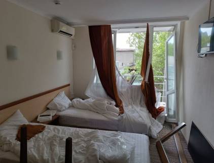 У готелі перебувало 32 особи: очевидці повідомили подробиці атаки на Миколаїв (фото)