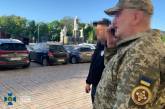 У центрі Києва працює СБУ: оглядають будинки та машини