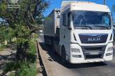 На мосту у Миколаєві «застрягла» вантажівка: рух транспорту ускладнено
