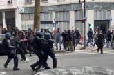 В Париже во время первомайских демонстраций пострадали более 50 полицейских (видео)