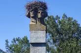 У Новій Одесі на радянському пам'ятнику лелеки звили гніздо (фото)
