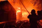 У Миколаєві - масштабна пожежа на підприємстві, гасять 64 пожежники, 17 одиниць спецтехніки та робот (фото)