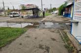 У Миколаєві ями на тротуарі після дощів перетворюються на «море» (фото)
