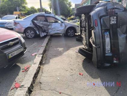 У Миколаєві «Мазда» врізалася у припарковані автомобілі – один з них перекинувся (фото, відео)