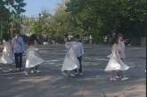 В Николаеве выпускники станцевали в парке (видео)