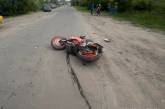 Під Первомайськом мотоцикл врізався в дерево: водій загинув, пасажира травмовано