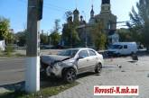 В Николаеве  «Шевроле» врезался в столб. Виновником аварии называют  «Мерседес» 