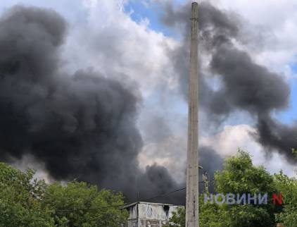 Пожежу після вибуху ракети в Миколаєві гасили понад годину (фото, відео)