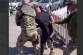 В Одессе люди в военной форме скрутили и вытащили мужчину из маршрутки (видео)