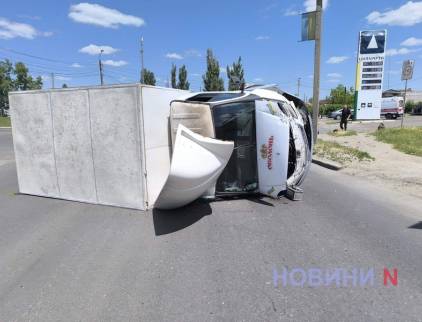 У Миколаєві після зіткнення з «Рено» перекинулася вантажівка з пивом: є постраждала (відео)