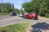 Не змогли виїхати з двору: у Миколаєві зіткнулися Ford та Mazda